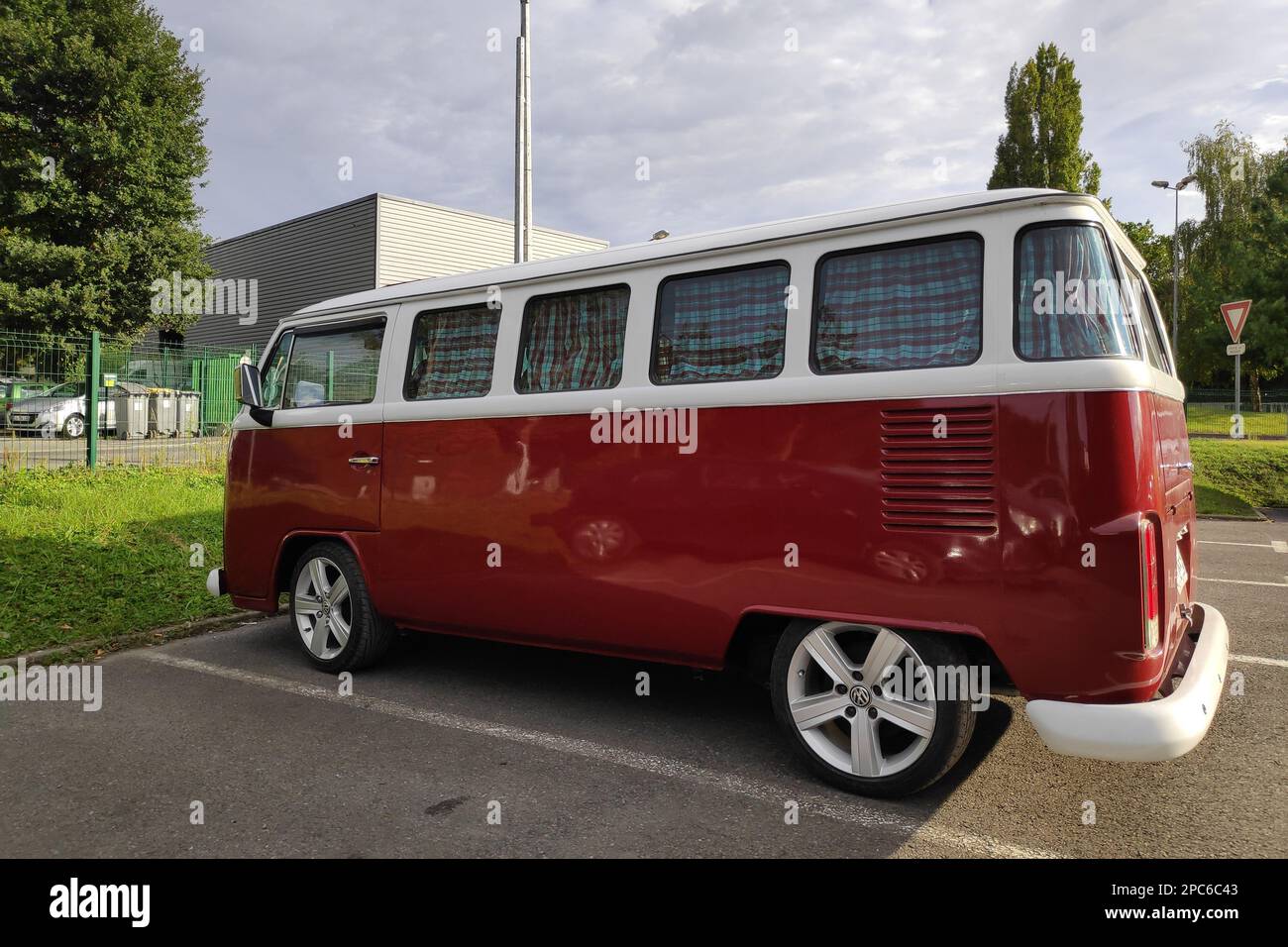 Lamorlaye, France - 10 octobre 2019: Le Volkswagen Kombi est un panneau de commande avant van introduit en 1950 par le constructeur automobile allemand Volkswagen. Banque D'Images