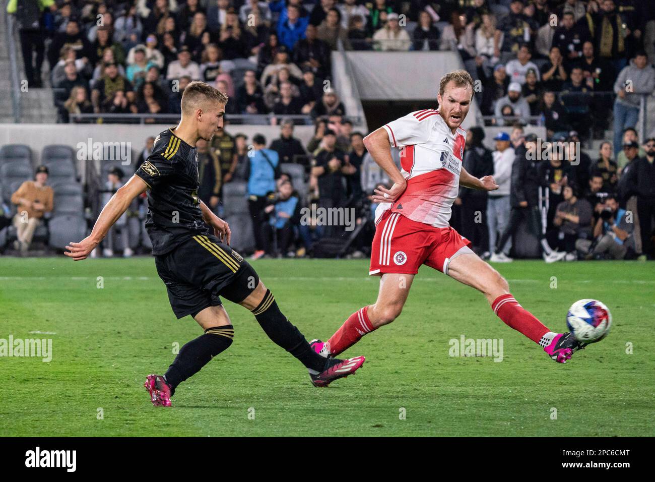 Le défenseur de la révolution de la Nouvelle-Angleterre Henry Kessler (4) bloque un tir du FC de Los Angeles vers l'avant Stipe Biuk (7) lors d'un match MLS, Sunday 12 mars 2023, at Banque D'Images