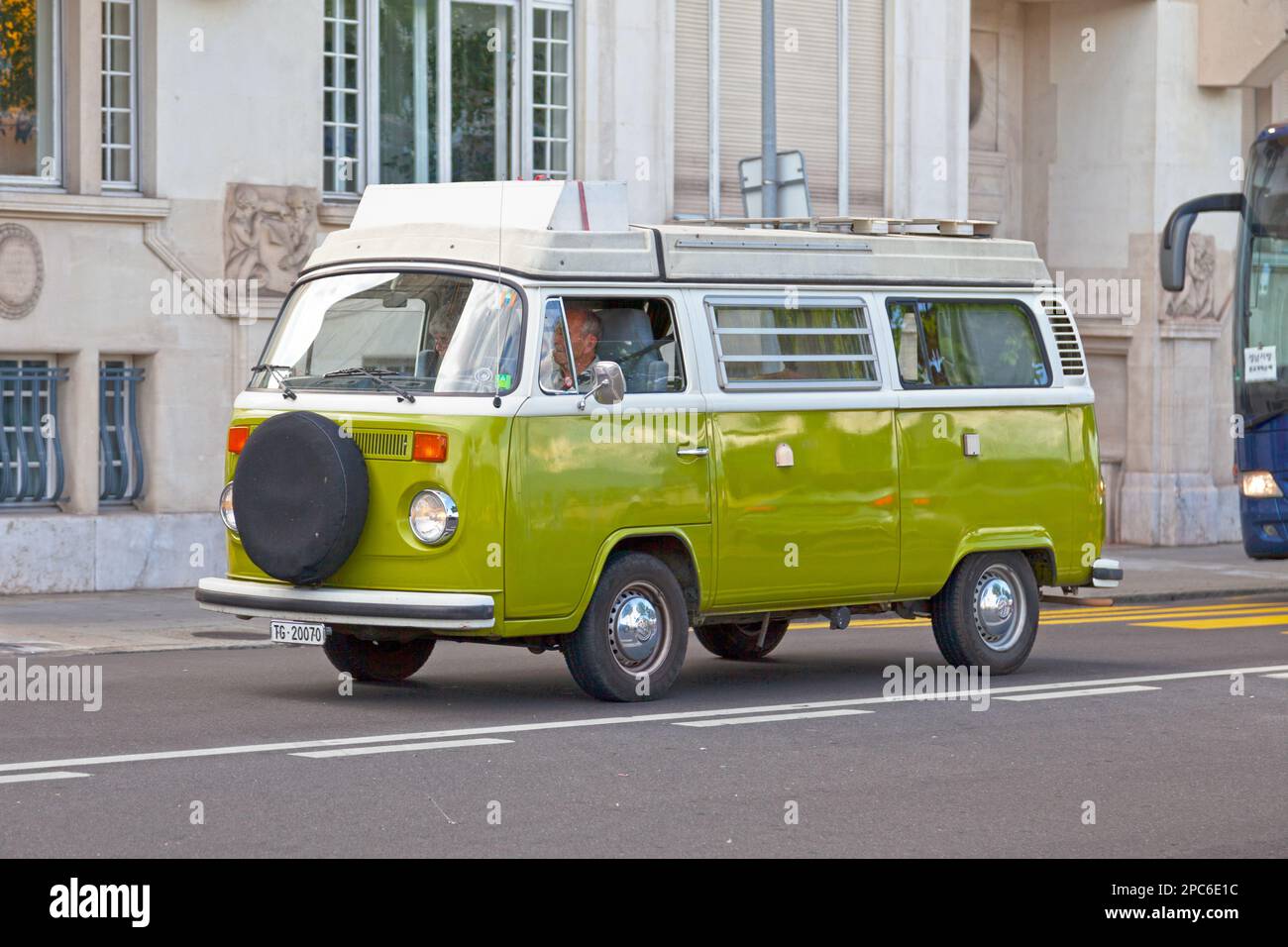 Genève, Swizerland - 11 juin 2018: Volkswagen Kombi des années 60 en roaming dans la rue de la capitale suisse. Banque D'Images