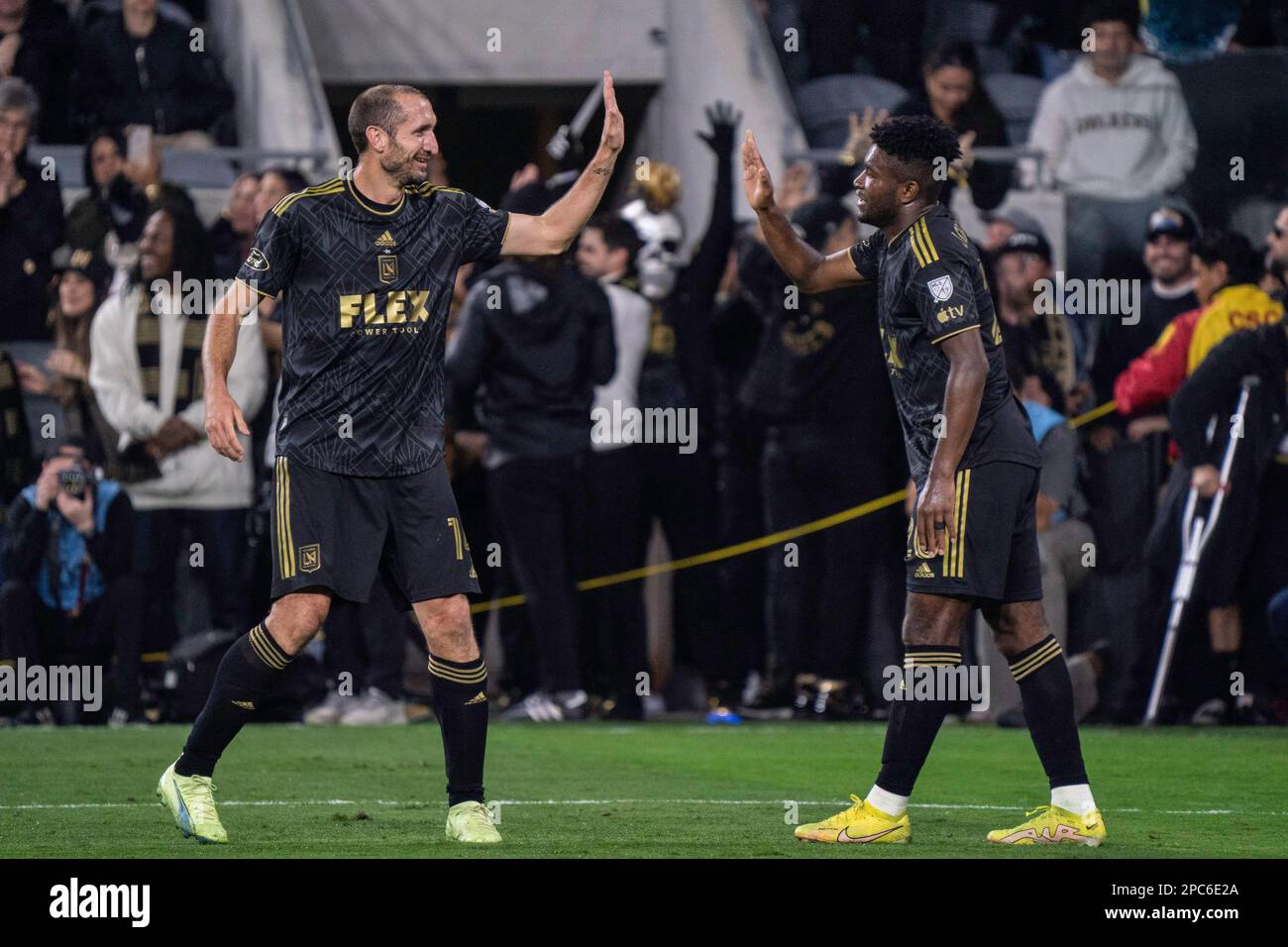 Le défenseur du FC de Los Angeles, Giorgio Chiellini (14) et le milieu de terrain, José Cifuentes (20), célèbrent lors d'un match des Services multilingues, dimanche 12 mars 2023, au BMO Sta Banque D'Images