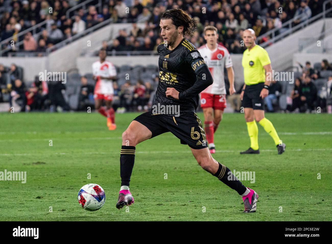 Ilie Sánchez, milieu de terrain du FC de Los Angeles (6), lors d'un match des Services multilingues contre la révolution de la Nouvelle-Angleterre, dimanche 12 mars 2023, au stade BMO, à Los an Banque D'Images