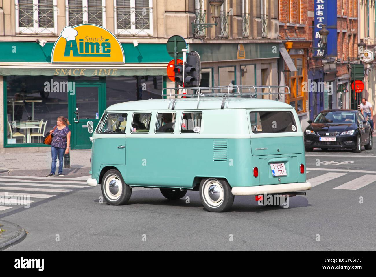 Bruxelles, Belgique - 26 août 2017: Volkswagen Kombi Split des années 60 en roaming dans la rue de la capitale belge. Banque D'Images