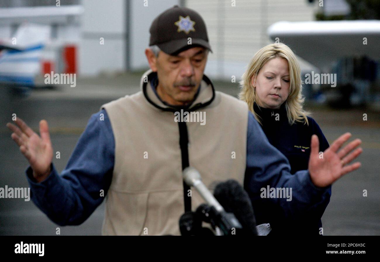 Angela Hall, sister of Brian Hall, looks away as Hood River County Sheriff Joe Wampler speaks during the final scheduled news conference at the Hood River Airport Tuesday, Dec. 19, 2006, in Hood River, Ore. Wampler said that rescue teams had scaled back the ground search for Brian Hall and Jerry "Nikko" Cooke, the two missing climbers. (AP Photo/Rick Bowmer) Banque D'Images