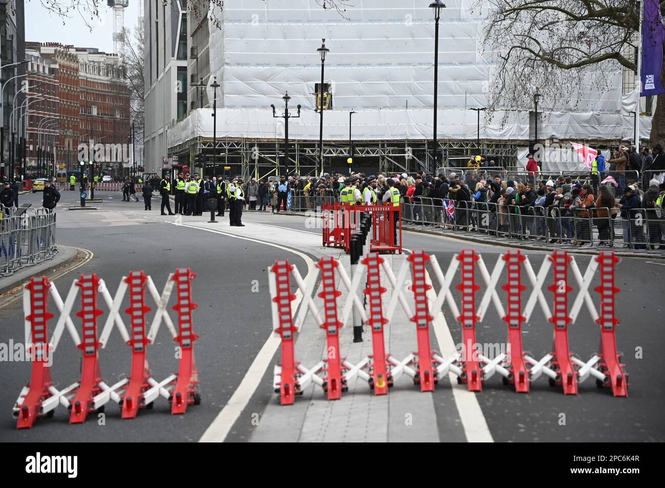 Londres, Royaume-Uni. 13th mars 2023. 13th mars 2023, Westminster Abbey, Londres, Royaume-Uni. Anti-monarque contre Charles III - Roi du Royaume-Uni, protester contre l'imposition de la famille royale raciste milliardaire, nous coûtant des millions pendant que les enfants souffrent de la faim? Abolir un système non élu et non démocratique et élire un chef d'État. Pendant Charles III - le roi du Royaume-Uni admet le service de jour du Commonwealth - pas mon roi. Crédit : voir Li/Picture Capital/Alamy Live News Banque D'Images