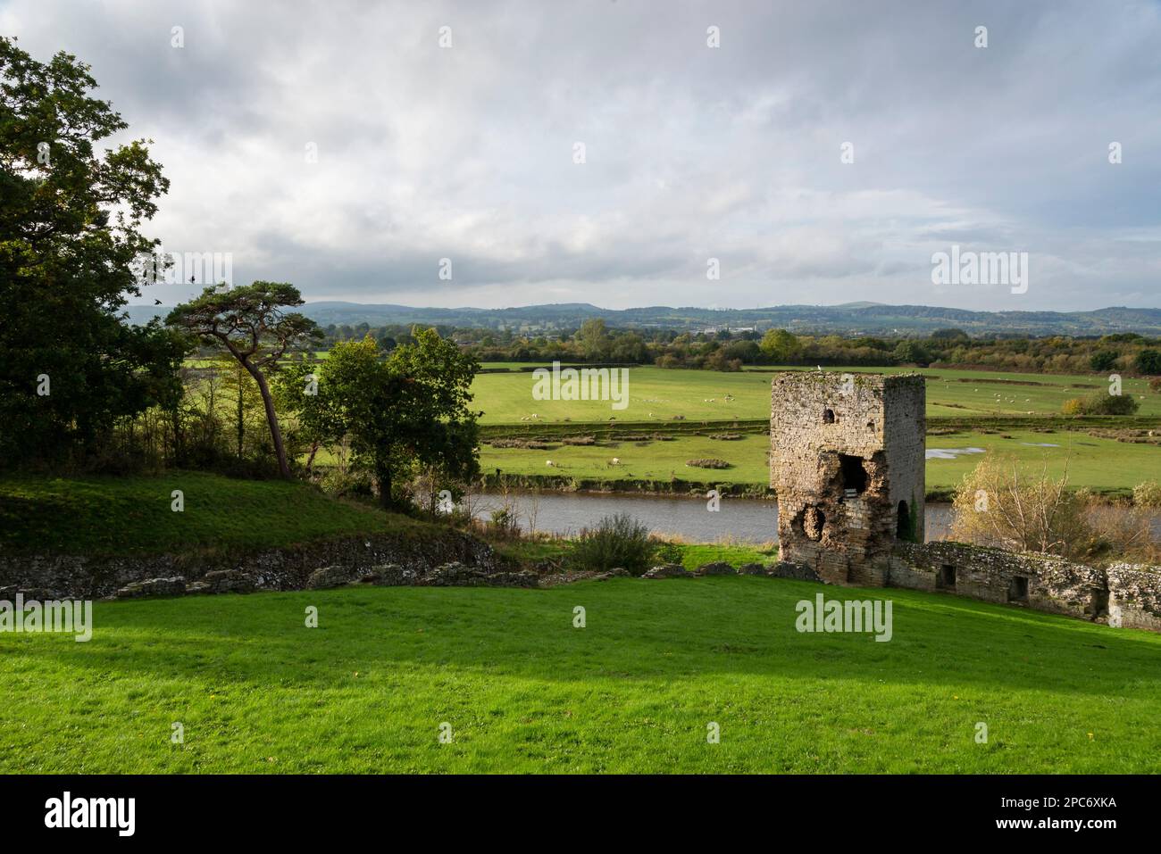 Château de Rhuddlan et rivière Clwyd, Denbighshire, pays de Galles du Nord. Banque D'Images