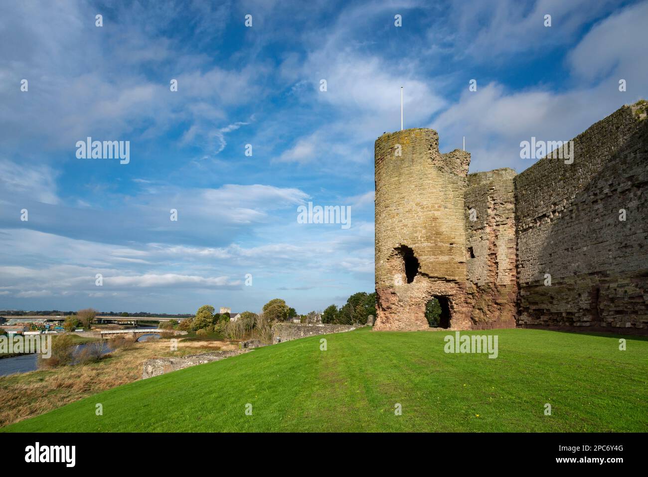 La Tour Sud au château de Rhuddlan, Denbighshire, au nord du pays de Galles. Banque D'Images