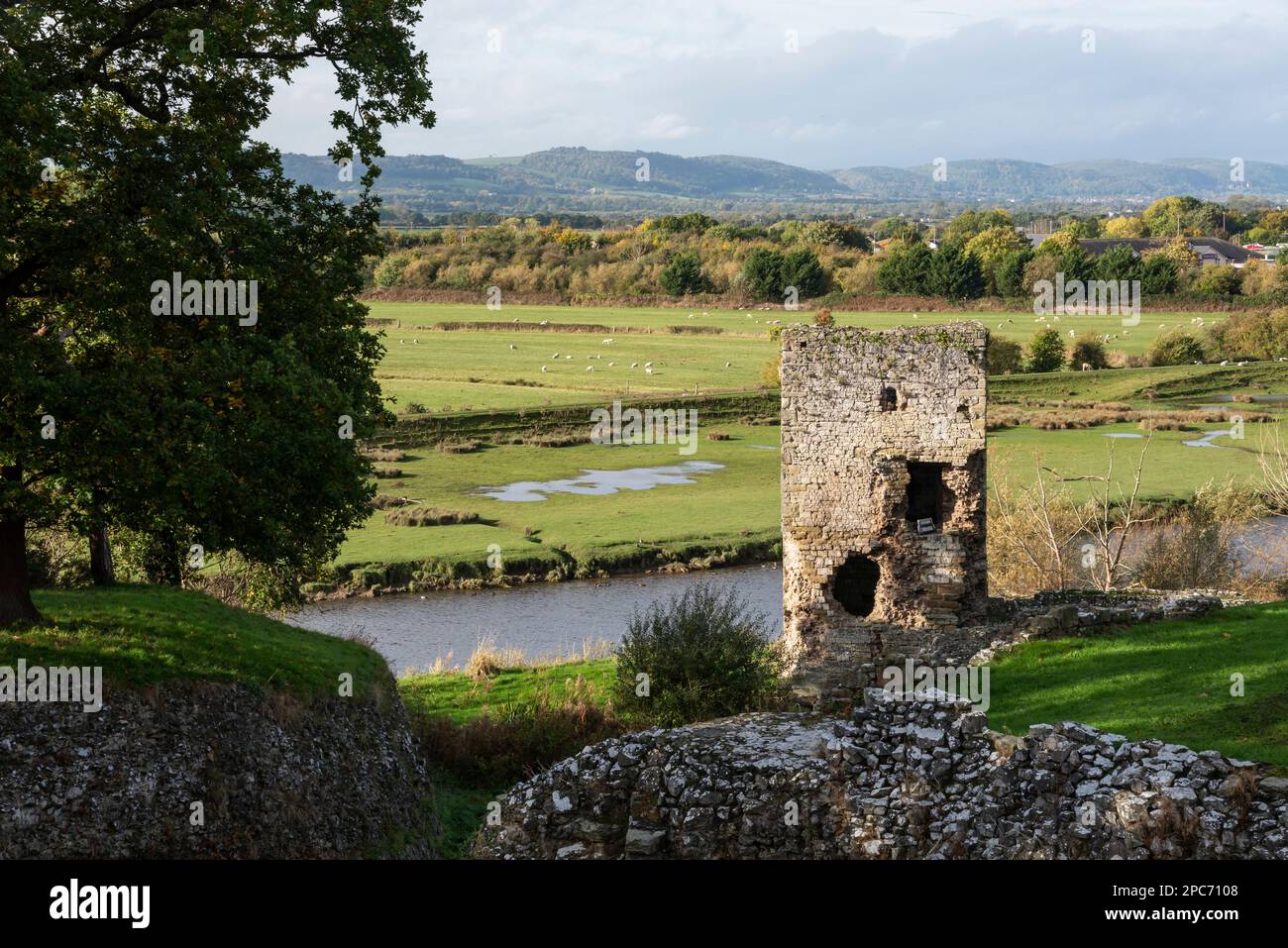 Porte de Postern et rivière Clwyd au château de Rhuddlan, Denbighshire, au nord du pays de Galles. Banque D'Images