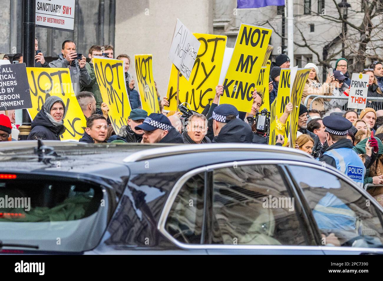 Londres, Royaume-Uni. 13th mars 2023. Un groupe tient des pancartes disant - pas mon roi - que la princesse royale passe. Manifestations à l'extérieur de l'abbaye de Westminster avant le début du service de célébration du commonwealth. Crédit : Guy Bell/Alay Live News Banque D'Images