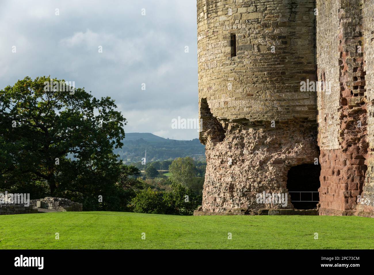 Vue sur St Asaph depuis le château de Rhuddlan, Denbighshire, pays de Galles du Nord. Banque D'Images