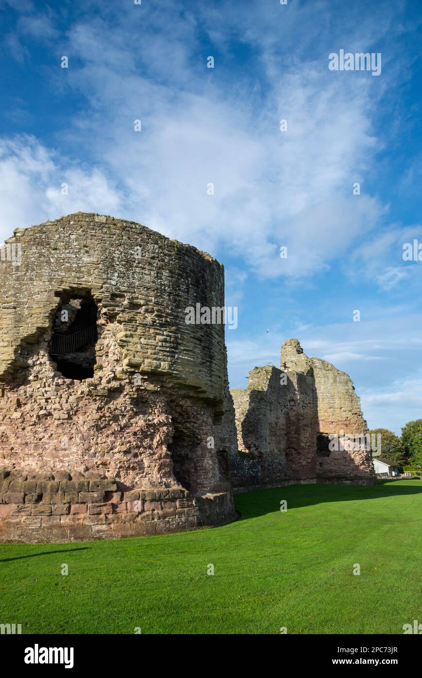 Le East Gatehouse au château de Rhuddlan, Denbighshire, au nord du pays de Galles. Banque D'Images