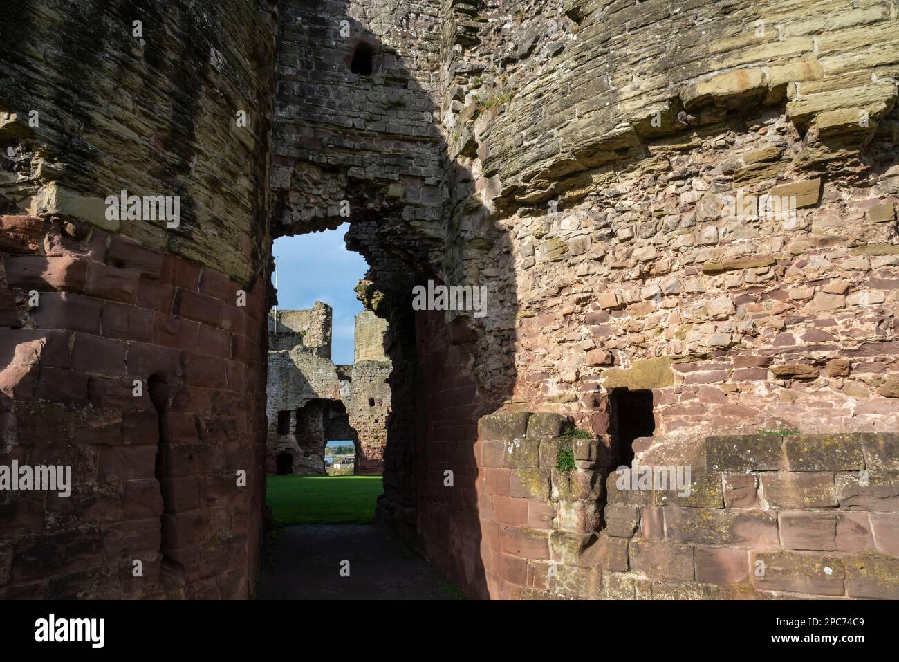 Le East Gatehouse au château de Rhuddlan, Denbighshire, au nord du pays de Galles. Banque D'Images