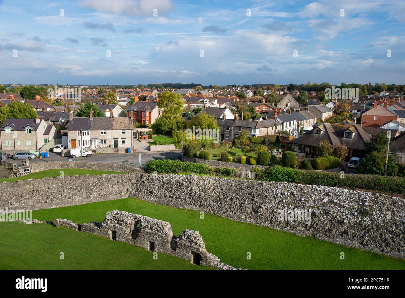 La ville de Rhuddlan depuis le château de Rhuddlan, Denbighshire, pays de Galles du Nord. Banque D'Images