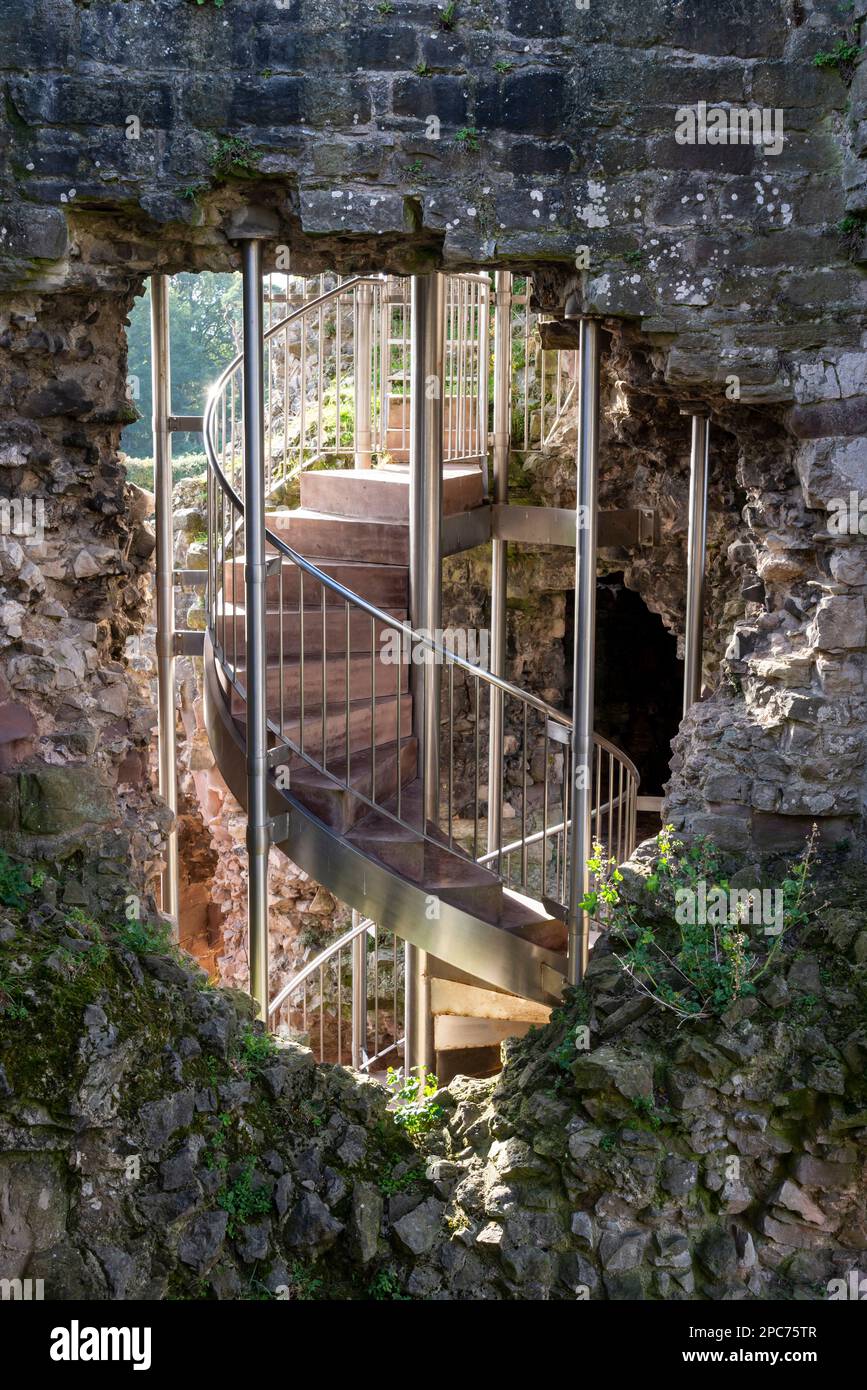 Escalier métallique moderne donnant accès aux tours du château de Rhuddlan, Denbighshire, au nord du pays de Galles. Banque D'Images