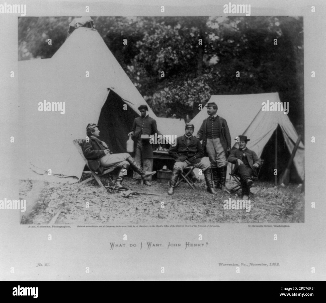 Que veux-je, John Henry ? / Alex. Gardner, photographe... Illus. Dans : le livre de croquis de la guerre de Gardner / Alexander Gardner. Washington, [D.C.]: Philp & Solomons, [1865-66], v. 1, no 27, une autre version de cette image est disponible dans la v. 1 d'une édition antérieure, E468,7 .G19, Copyright par A. Gardner. Camps militaires, Virginie, Warrenton, 1860-1870, servants, 1860-1870, États-Unis, Histoire, Guerre civile, 1861-1865, Vie militaire, États-Unis, Histoire, Guerre civile, 1861-1865, Afro-Américains. Banque D'Images
