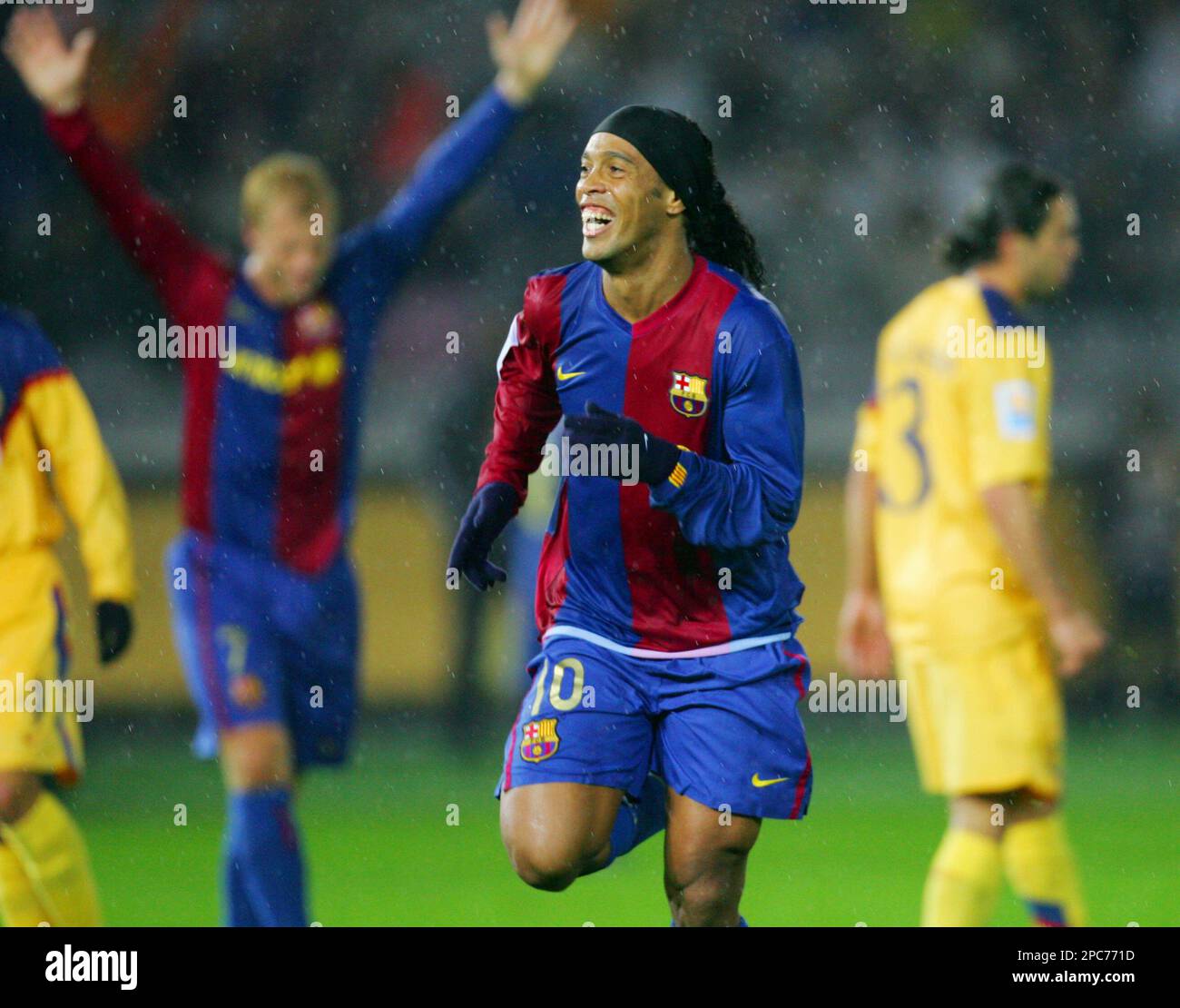 FC Barcelona's forward Ronaldinho (10) celebrates after scoring a goal against Mexico's Club America during their semi-final match in the FIFA Club World Cup in Yokohama, near Tokyo, Thursday, Dec. 14, 2006. (AP Photo/Itsuo Inouye) Banque D'Images