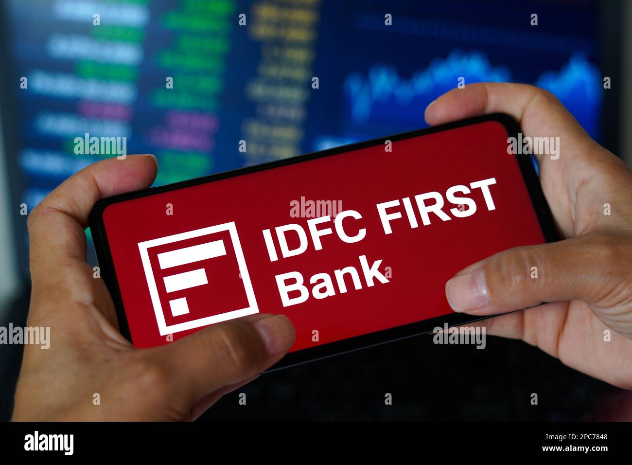 Brésil. 13th mars 2023. Dans cette illustration, le logo IDFC First Bank Limited affiché sur un smartphone. Crédit : SOPA Images Limited/Alamy Live News Banque D'Images