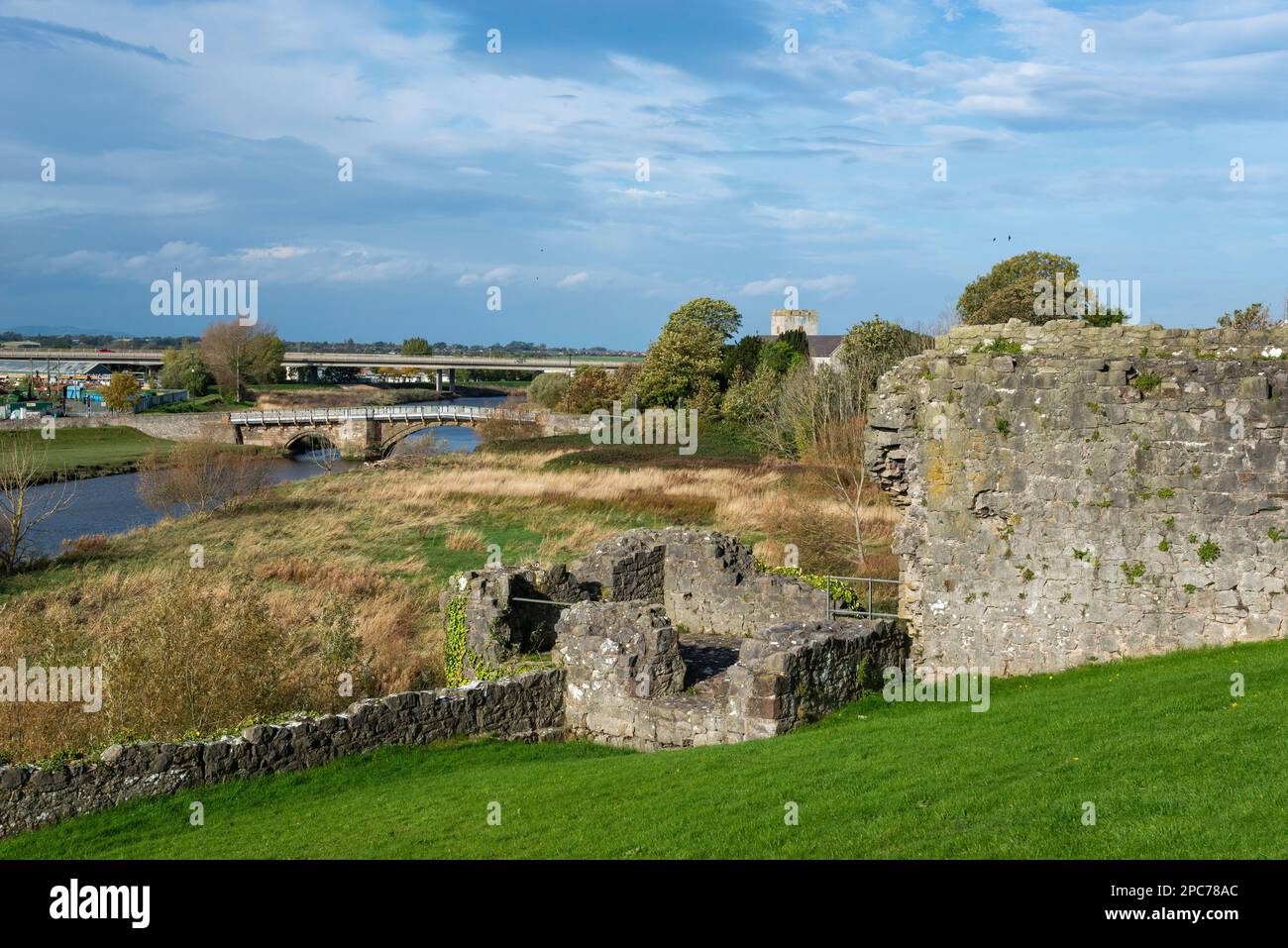 Vue sur la rivière Clwyd depuis le château de Rhuddlan, Denbighshire, au nord du pays de Galles. Banque D'Images