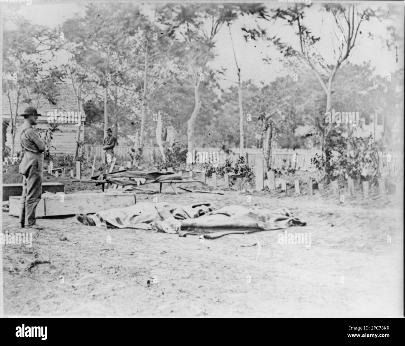 Enterrer les morts à l'hôpital de Fredericksburg, Virginie. Non B4, titre de l'article, écrit à la main sur le verso: 'Photo - le personnel de Brady.', original négatif dans les Archives nationales Record Group 111: Records of the Office of the Chief signal Officer, 1860-1985, Series: Mathew Brady photographies des personnalités et scènes de l'époque de la guerre civile, 1921-1940, Elément: Mort prêt pour l'enterrement, à Fredericksburg, va, Don; Col. Godwin Ordway ; 1948. États-Unis, Histoire, Guerre civile, 1861-1865, États-Unis, Virginie, Fredericksburg. Banque D'Images