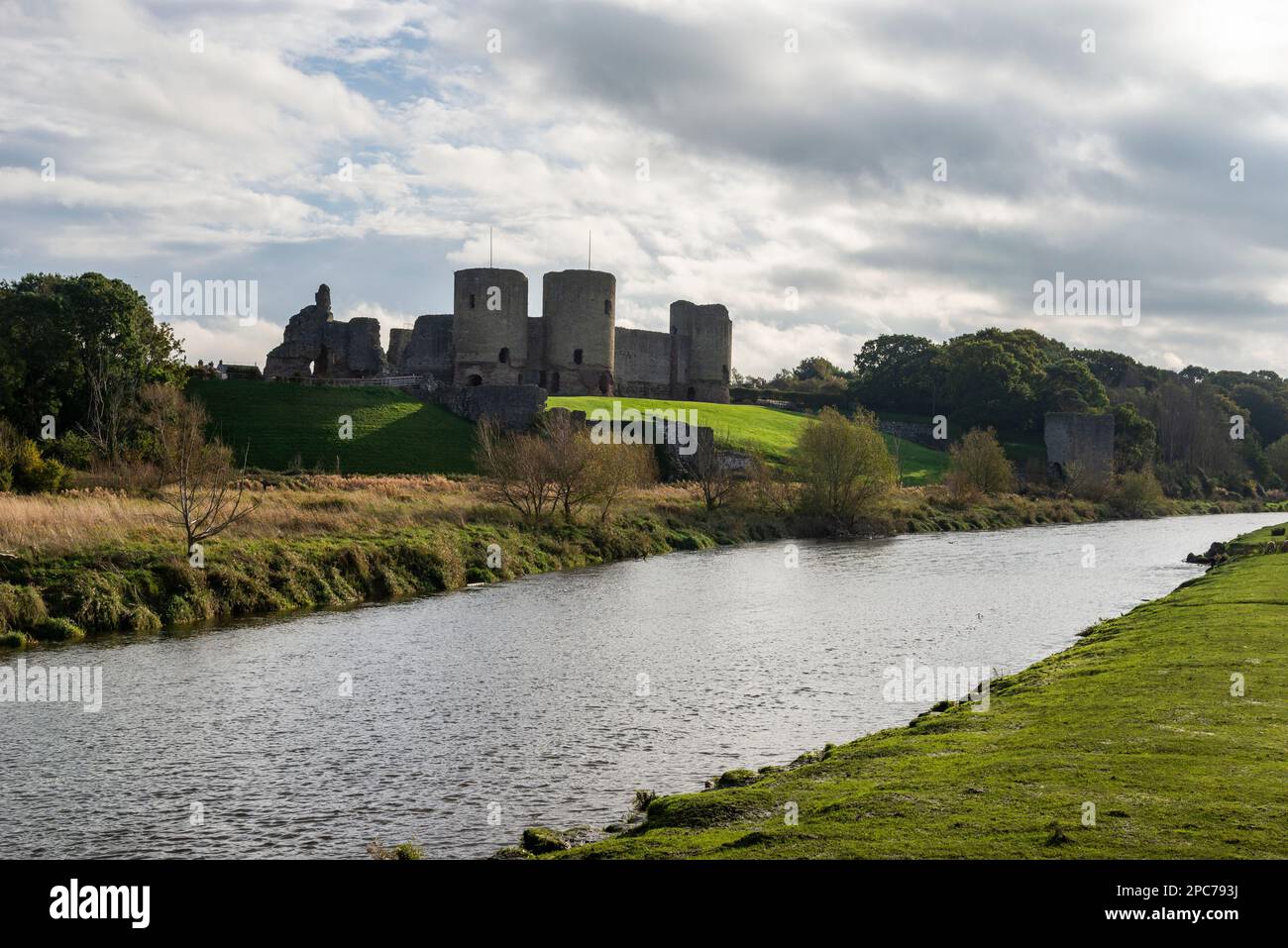 Château de Rhuddlan au bord de la rivière Clwyd, Denbighshire, pays de Galles du Nord. Banque D'Images