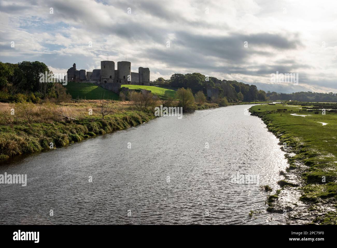 Château de Rhuddlan au bord de la rivière Clwyd, Denbighshire, pays de Galles du Nord. Banque D'Images