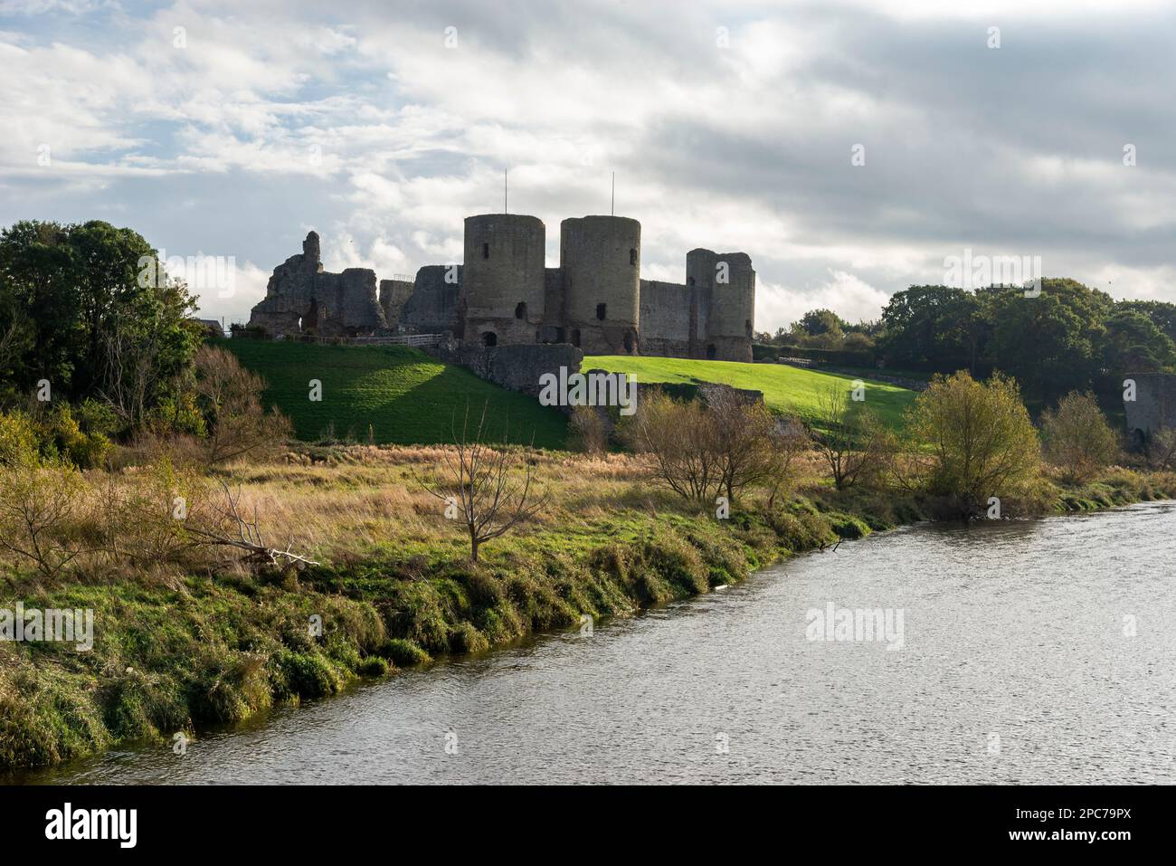 Château de Rhuddlan au bord de la rivière Clwyd, Denbighshire, pays de Galles du Nord. Banque D'Images