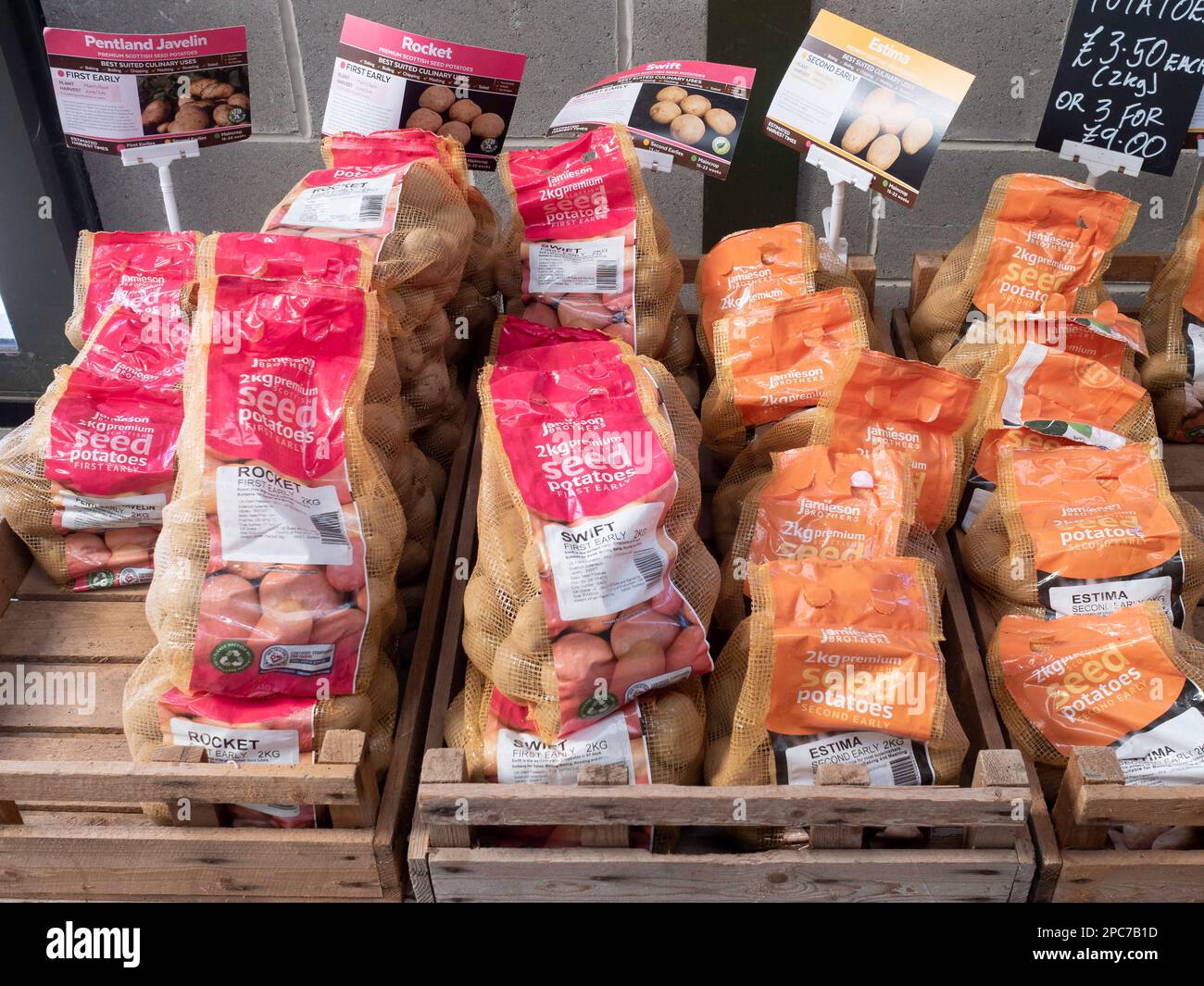 Présentation de sacs de plusieurs variétés de pommes de terre de semence à vendre dans une ferme du North Yorkshire pour les semis de printemps Banque D'Images