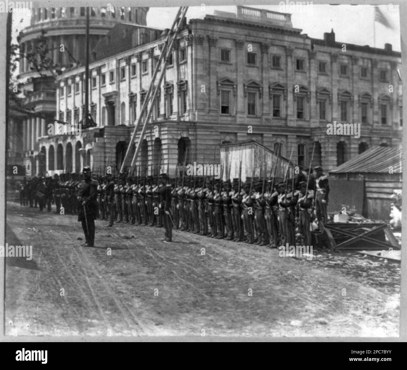 Troupes de guerre civile. Dans l'album: Benjamin Brown French 'Photographs, p. 55, titre conçu par le personnel de la bibliothèque, le capitole a barrack, 'Garde nationale' D.C. Milice, Capt. Tate, copie de référence dans LE LOT 12251, v. 2, original dans le dossier PR 12, LOT 12251. Soldats, Washington (D.C.), 1860-1870, Capitole des États-Unis (Washington, D.C.), 1860-1870, États-Unis, Histoire, Guerre civile, 1861-1865, personnel militaire. Banque D'Images