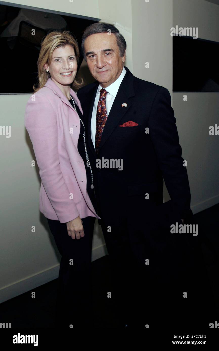 Actor Tony Lo Bianco and wife Elizabeth attend a reception before a screening at the Metropolitan Museum of Art of the Paramount Pictures film World Trade Center on Monday, Dec. 11, 2006. The movie is based on the experiences of the two New York City Port Authority police officers who were buried under the ruble at Ground Zero on Sept. 11, 2001. (AP Photo/Rick Maiman) Banque D'Images