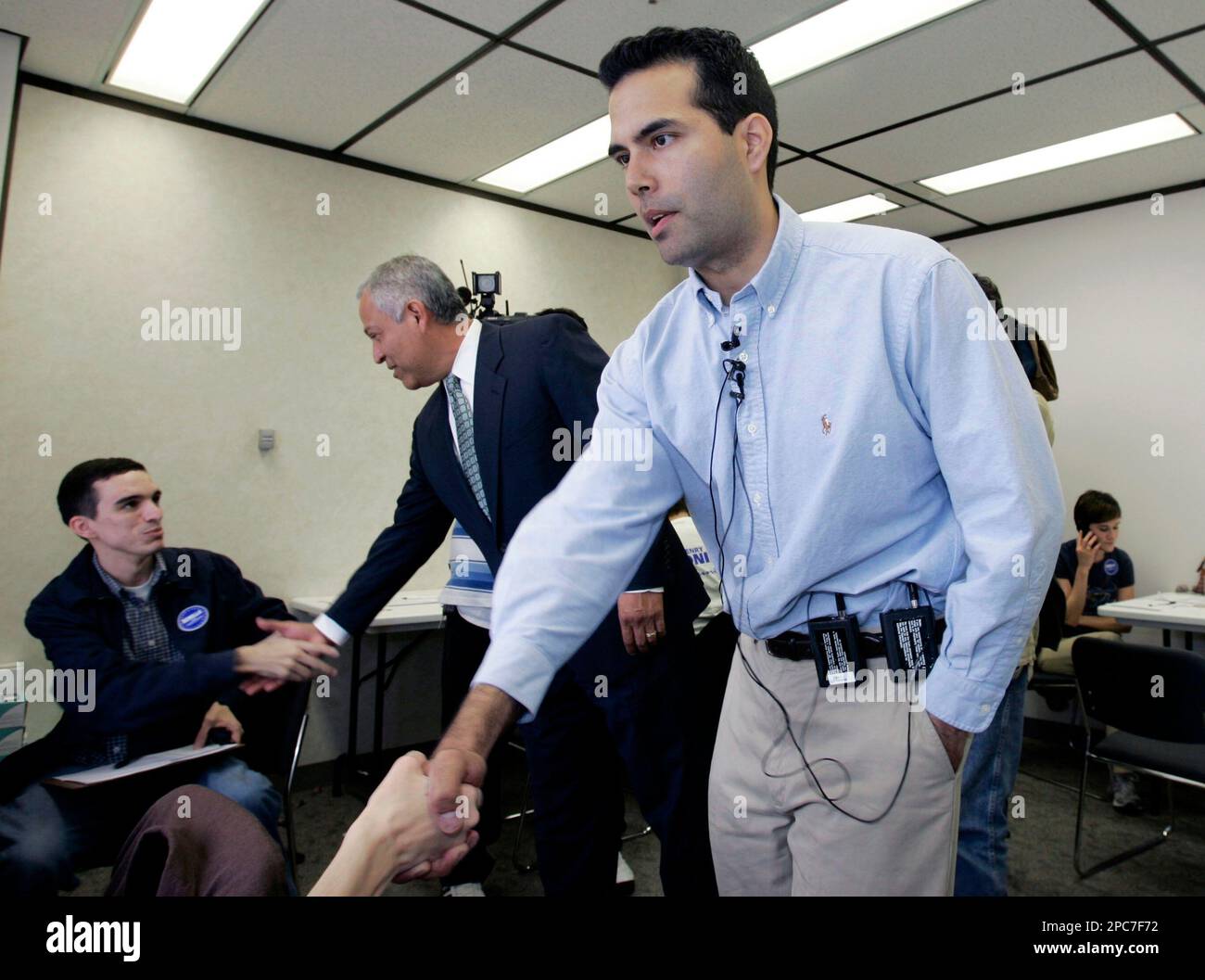 U.S. Rep. Henry Bonilla, R-Texas, left, is joined by George P. Bush, son of Florida Gov. Jeb Bush and nephew of President Bush, as he visits volunteers at his campaign headquarters in San Antonio, Monday, Dec. 11, 2006. Bonilla faces democratic candidate Ciro Rodriguez in a District 23 congressional runoff election Tuesday. (AP Photo/Eric Gay) Banque D'Images