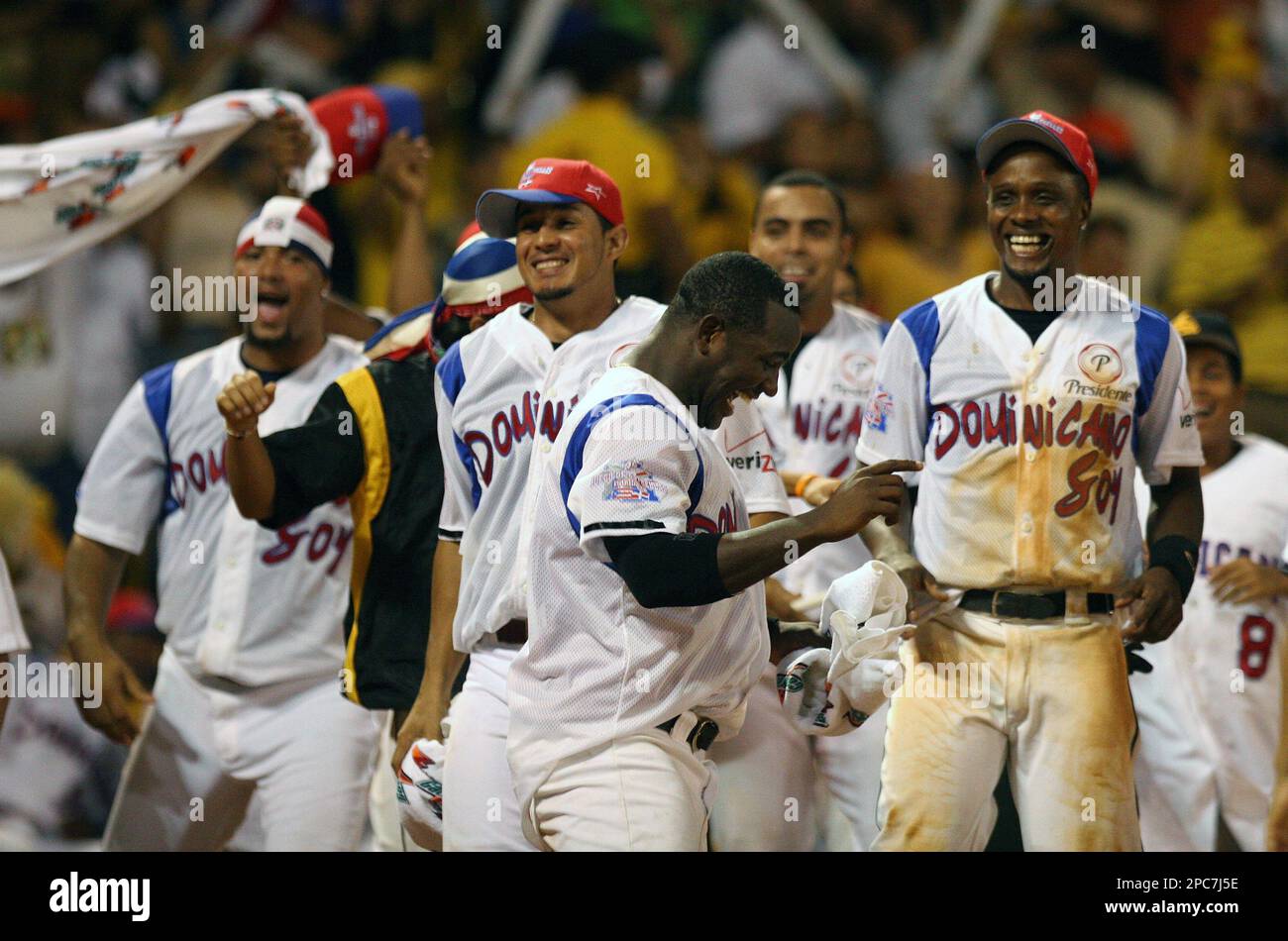 The Dominican Republic baseball team celebrate their 6-2 victory against Puerto Rico in Santiago de los Caballeros, Dominican Republic, Sunday, Dec. 10, 2006. (AP Photo/Ramon Espinosa) Banque D'Images