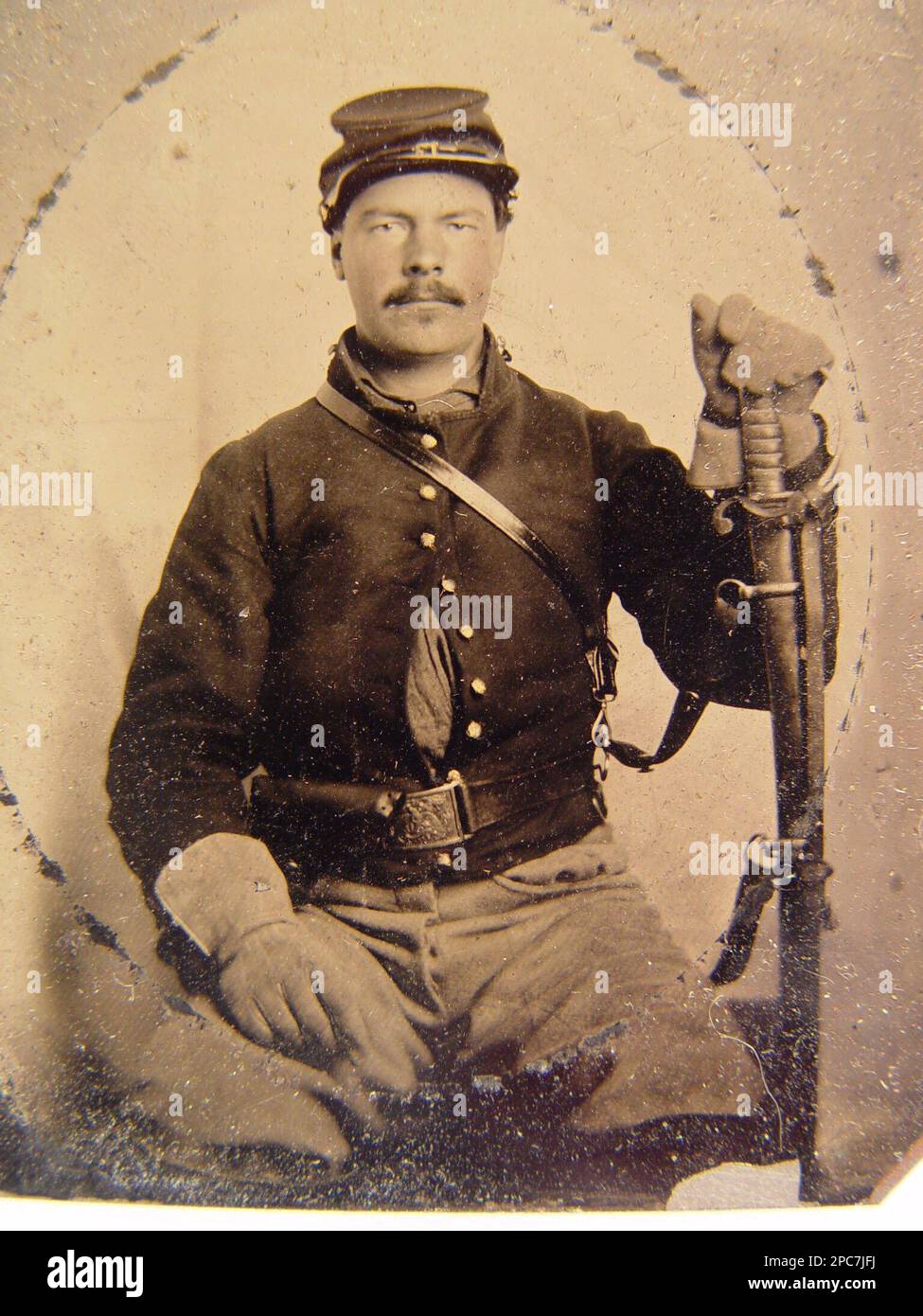 Soldat non identifié en uniforme de l'Union avec des manchettes, un revolver à renfort et des États-Unis Sabre léger modèle 1860. Etats-Unis, Armée, peuple, 1860-1870, soldats, Union, 1860-1870, uniformes militaires, Union, 1860-1870, Pistolets, 1860-1870, poignards et épées, 1860-1870, États-Unis, Histoire, Guerre civile, 1861-1865, personnel militaire, Union. Banque D'Images