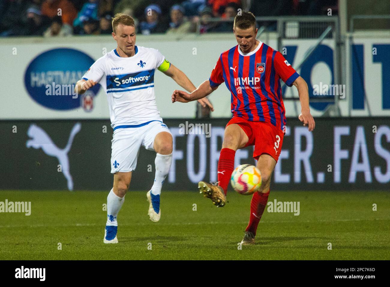 XPJan SCHOEPPNER (1.FC Heidenheim) dans un duel avec Fabian HOLLAND (SV Darmstadt 98) Banque D'Images