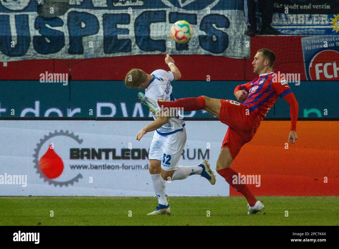 Jonas FOEHRENBACH (1.FC Heidenheim) dans un duel avec Fabian HOLLAND (SV Darmstadt 98) Banque D'Images