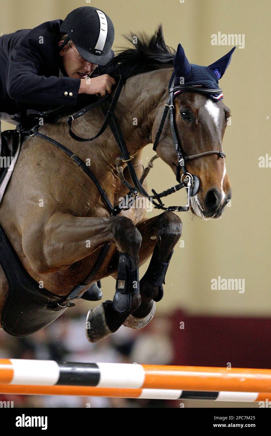 Dutch rider Albert Zoer clears a fence on his horse Okidoki to place 4th in the Grand Prix Rolex World Cup competition at the 46th CSI-W Show-jumping tournament in Geneva, Switzerland, Sunday, December 10, 2006. (KEYSTONE/Martial Trezzini) Banque D'Images
