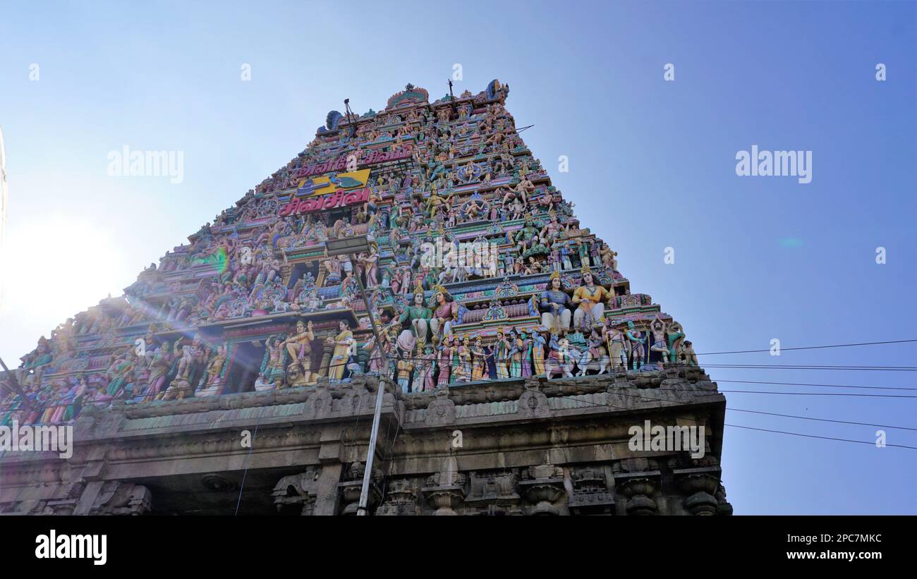 Chennai,Tamilnadu,Inde-29 décembre 2022: Belle vue de l'entrée de l'ancien temple Kapaleeshwalar. Architecture étonnante avec des idoles hindoues colorées Banque D'Images