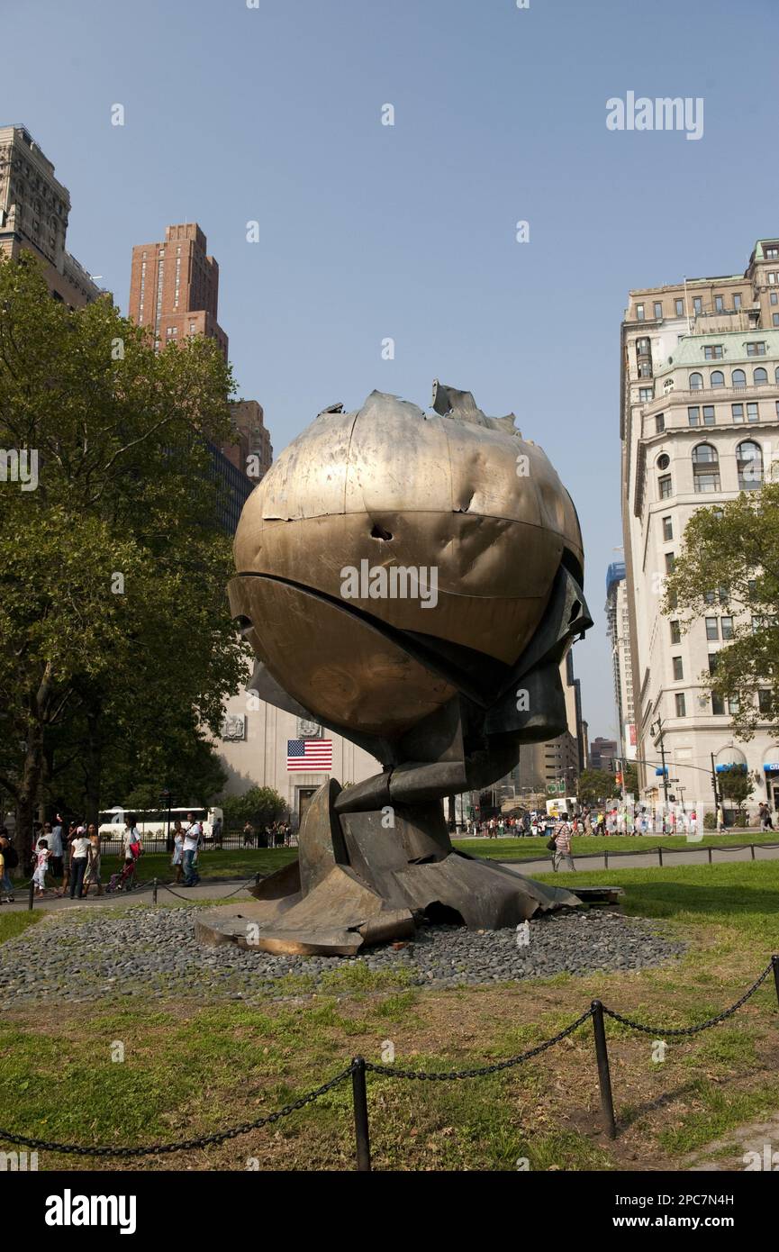 La sphère, sculpture qui se tenait à l'origine près du World Trade Center et a survécu à l'attaque terroriste de 9/11, maintenant debout dans le parc comme mémorial, batterie Banque D'Images