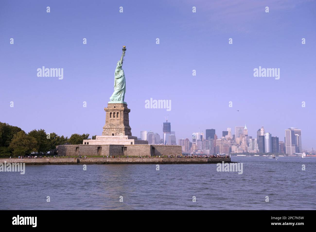 Vue sur la Statue de la liberté, avec les gratte-ciel de Manhattan Island à distance, Liberty Island, New York Harbour, New York City, New York State (U.) S. A. Banque D'Images