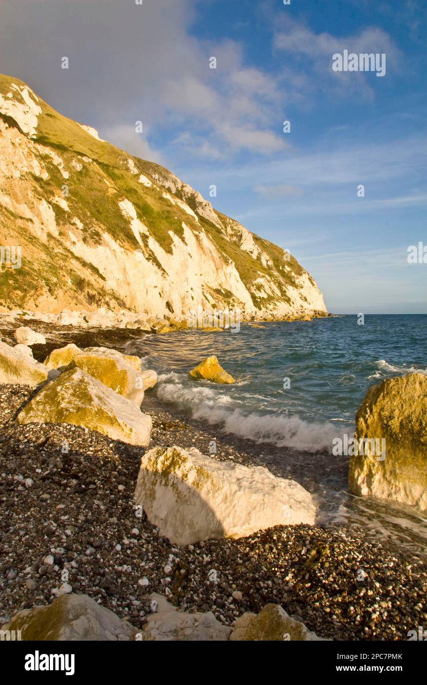Pointe côtière avec de petites vagues se brisant sur la plage de galets et de rochers, White Nothe, Dorset, Angleterre, Royaume-Uni Banque D'Images