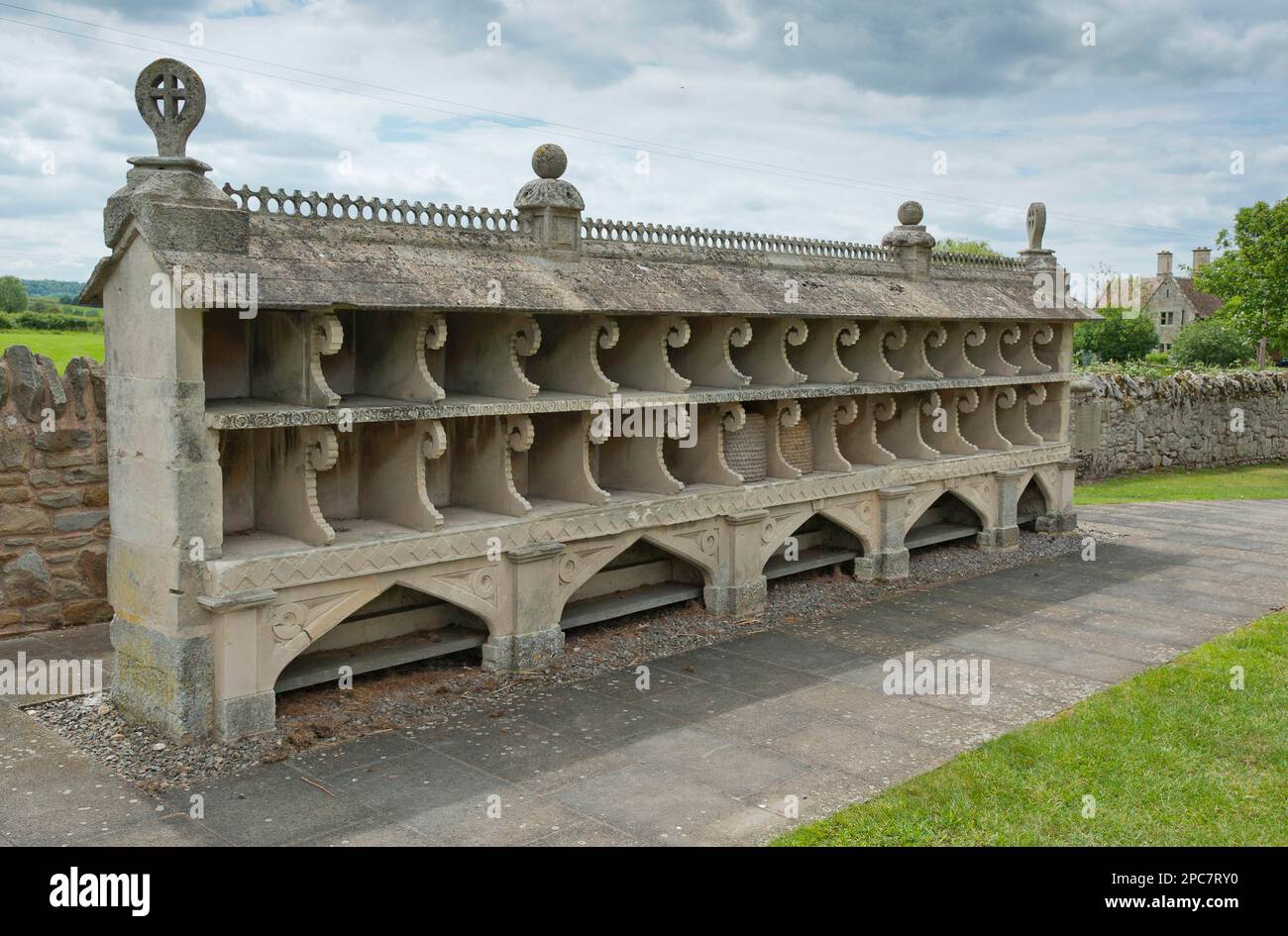 Maison d'abeilles en pierre du milieu du 19th siècle avec 33 galeries pour la maison des pelées d'abeilles de paille, le refuge d'abeilles, l'église Hartpury, Hartpury, Gloucestershire, Angleterre Banque D'Images