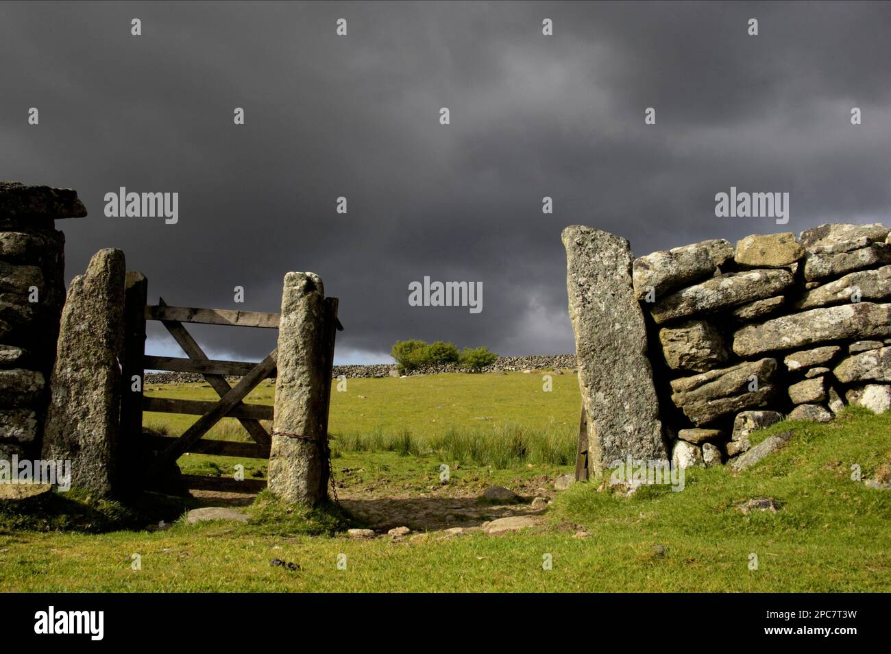 Ancienne porte en pierre sèche, avec des nuages de tempête à l'approche, Dartmoor N. P. Devon, Angleterre, Grande-Bretagne Banque D'Images