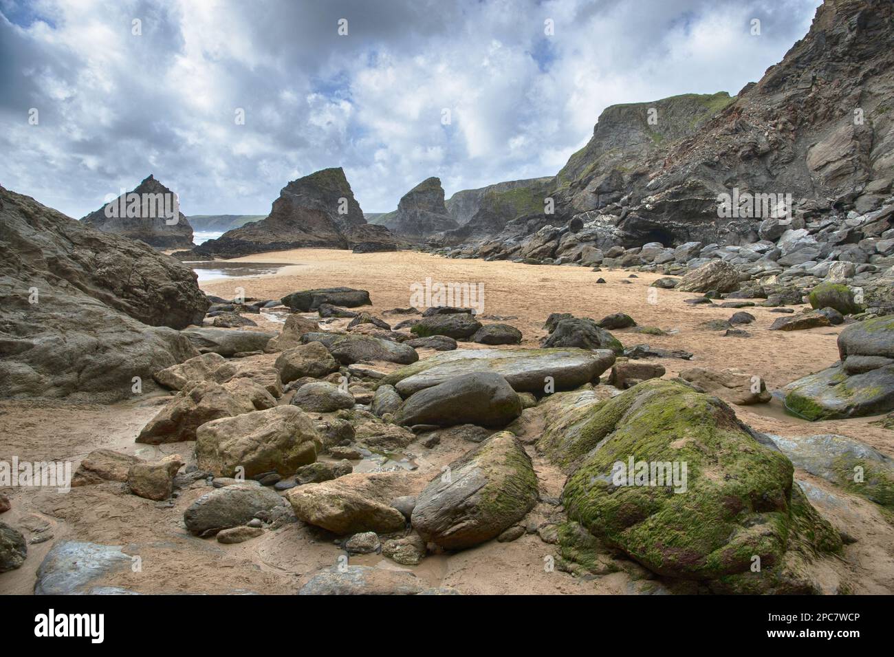 Vue sur la plage avec des falaises d'ardoise, des marches de Bedruthan, Bedruthan, Cornouailles, Angleterre, Royaume-Uni Banque D'Images