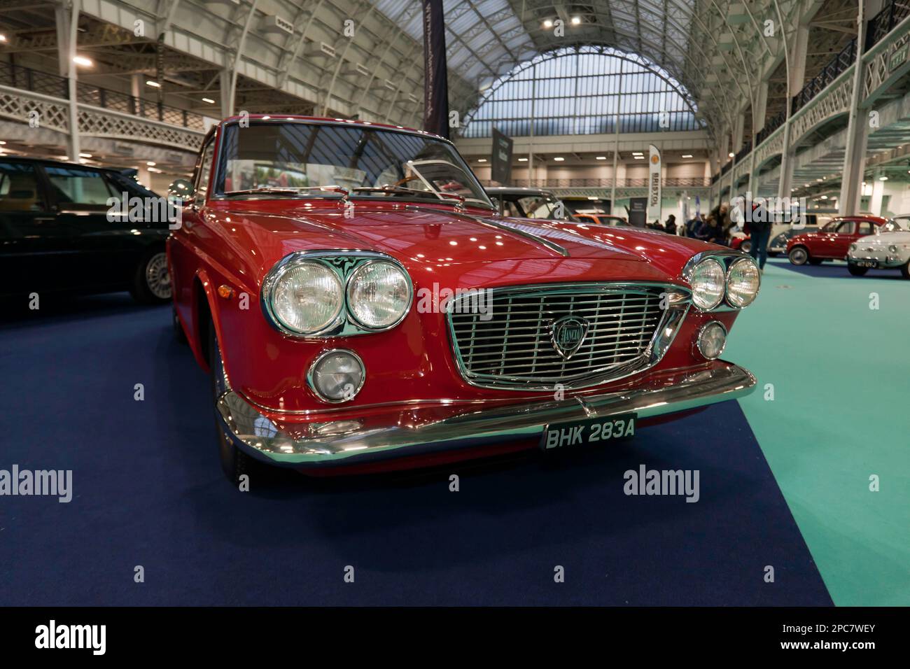 Vue des trois quarts avant d'un coupé Lancia Flavia 1500 rouge, 1963, exposé au salon de l'auto de Londres 2023 Banque D'Images