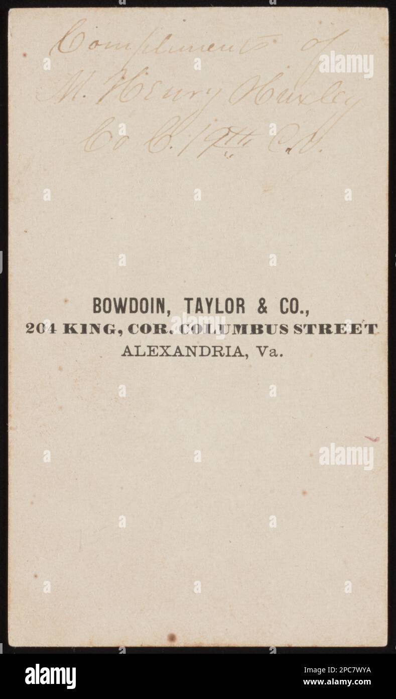 Sergent Matthew Henry Huxley de Co C, 2nd Connecticut Heavy Artillery Regiment en uniforme devant un fond peint / Bowdoin, Taylor & Co., 204 King, cor. Columbus Street, Alexandria, Virginie. Collection de photos de la guerre civile de la famille Liljenquist , pp/papier liljpaper. Huxley, Matthew Henry, 1841-1864, États-Unis, Army, Connecticut Artillery Regiment, 2nd (1863-1865), peuple, soldats, Union, 1860-1870, uniformes militaires, Union, 1860-1870, backdrops, 1860-1870, États-Unis, Histoire, Guerre civile, 1861-1865, Personnel militaire, Union. Banque D'Images