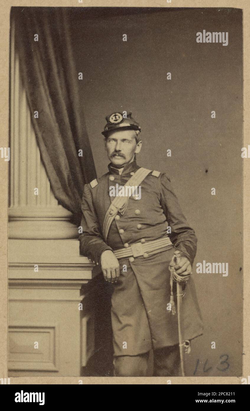 Portrait d'un soldat de l'Union tenant une épée. N° 163, titre conçu par le personnel de la bibliothèque. États-Unis, Histoire, Guerre civile, 1861-1865. Banque D'Images