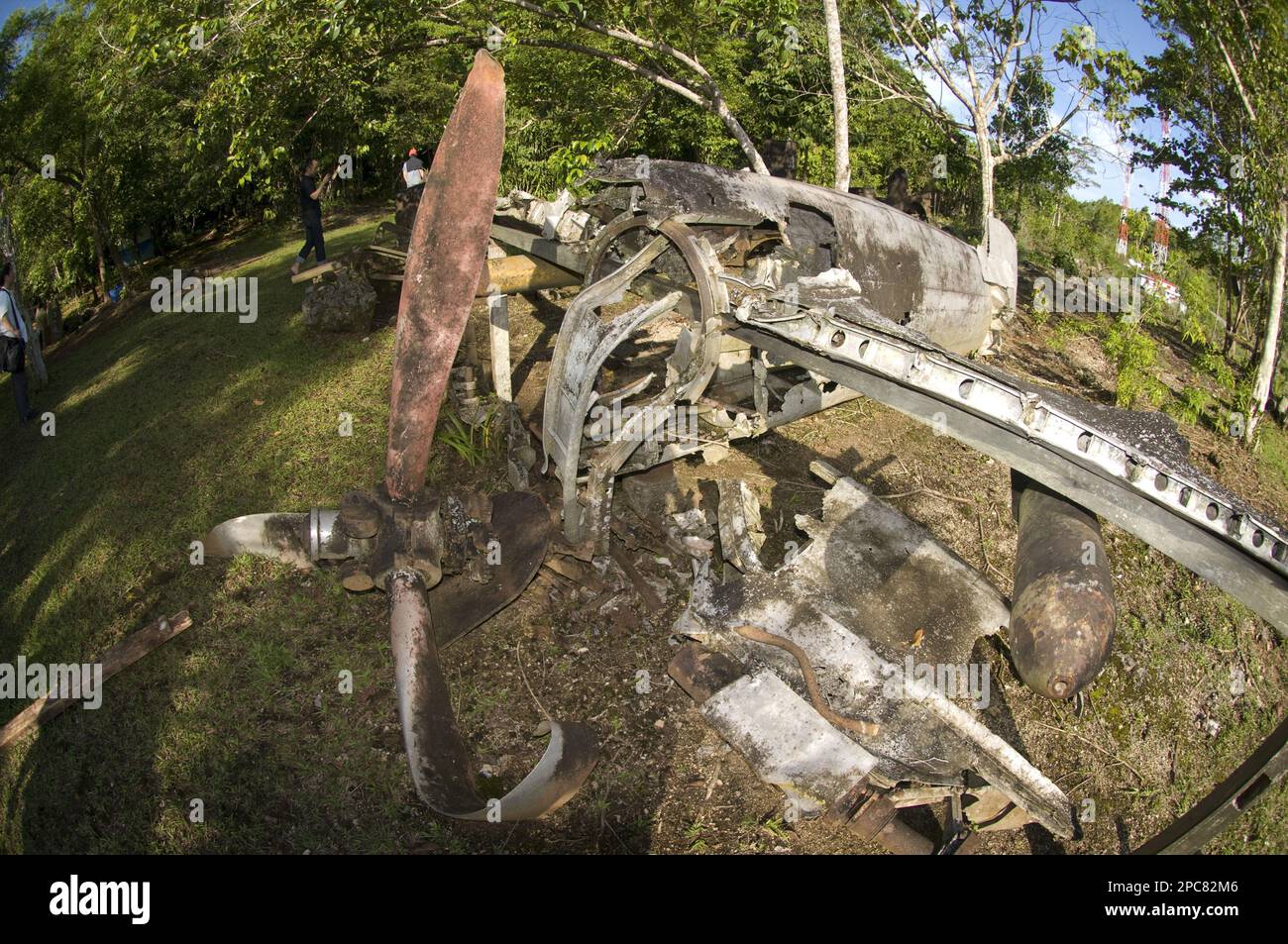 Hélice et bombe sur l'aile d'un avion détruit de la Seconde Guerre mondiale, Gua Binsari, Biak, Papouasie occidentale (Irian Jaya), Indonésie Banque D'Images