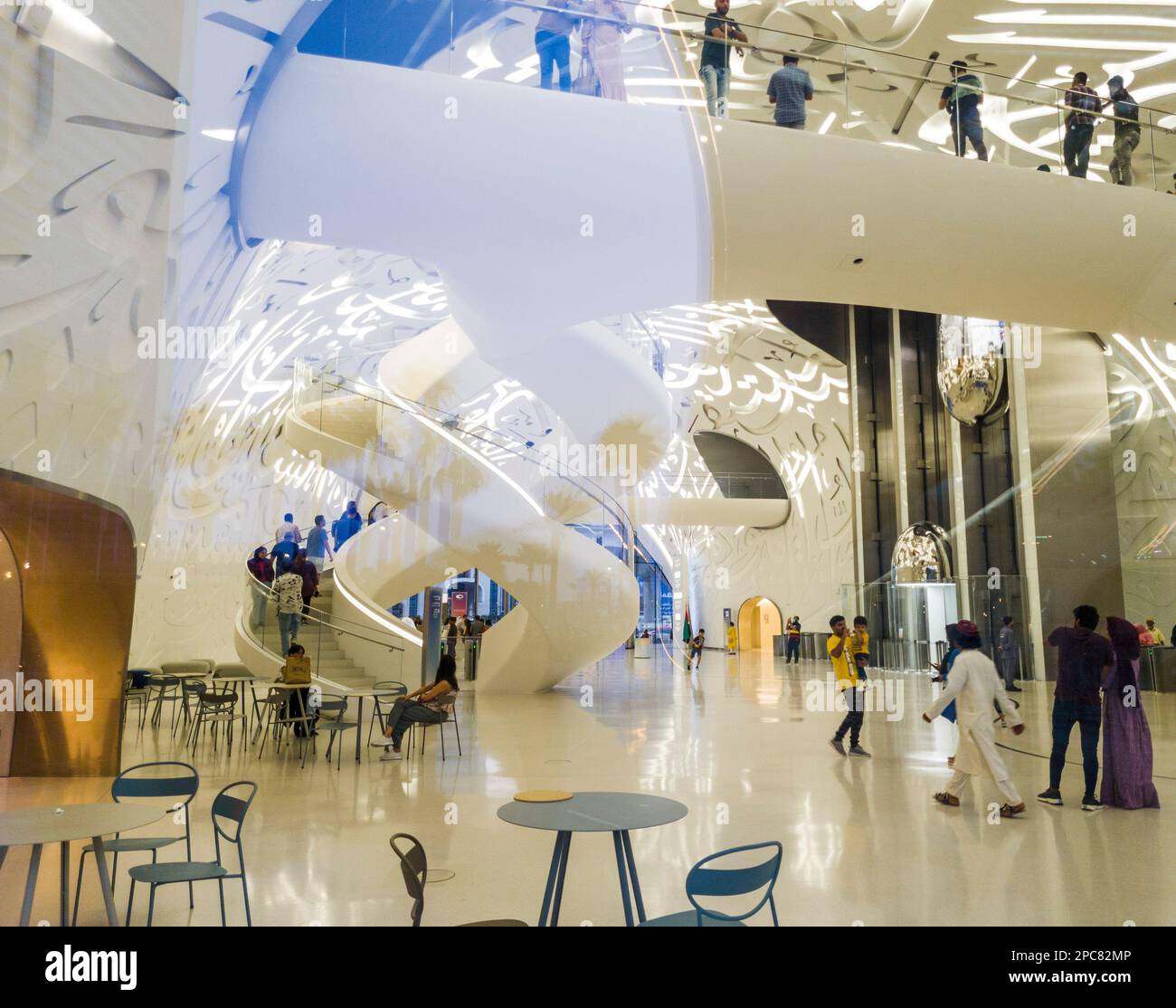 Dubaï, Émirats Arabes Unis - 10.02.2022 - visiteurs à l'intérieur du musée du futur Banque D'Images