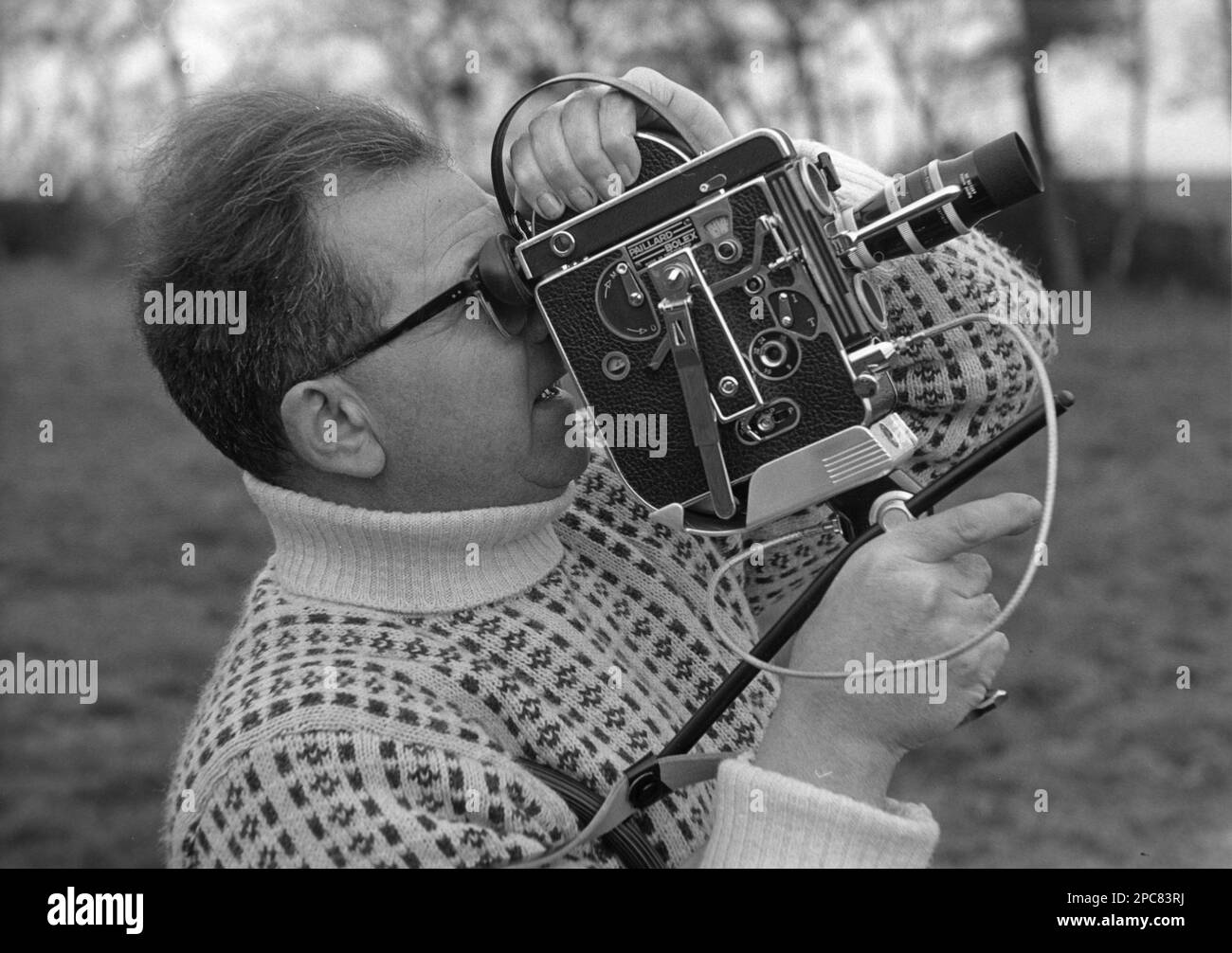 Eric Hosking avec une caméra de cinéma Banque D'Images