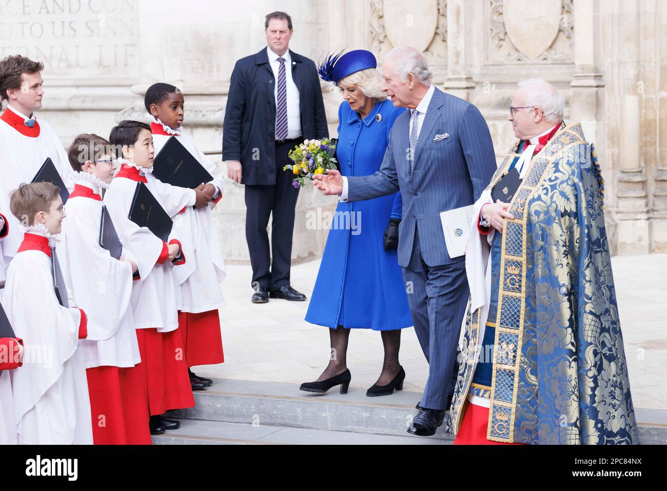 Le roi Charles III et la reine Consort parlent aux accords lorsqu'ils partent après avoir assisté au Commonwealth Day Service annuel à l'abbaye de Westminster à Londres. Date de la photo: Lundi 13 mars 2023. Banque D'Images