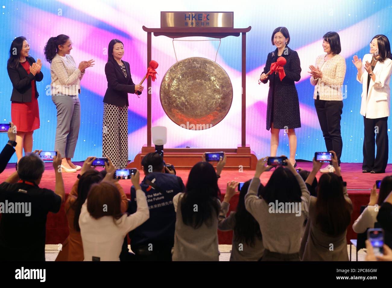 LIM Kim-See (3rd à partir de la gauche), directeur régional, Asie de l'est et Pacifique, International Finance Corporation; et Bonnie Chan (4th à partir de la gauche), codirectrice de l'exploitation, HKEX; hôte de la cérémonie de clôture spéciale du marché de Hong Kong Exchanges and Clearing Limited (HKEX) le 8 mars 2023 (mercredi); La cérémonie fait partie de la campagne mondiale « sonnez la cloche pour l'égalité des sexes » pour célébrer le pouvoir de la diversité et la contribution des femmes dans nos marchés et nos communautés, à HKEX dans Central. 08MAR23 SCMP / May TSE Banque D'Images