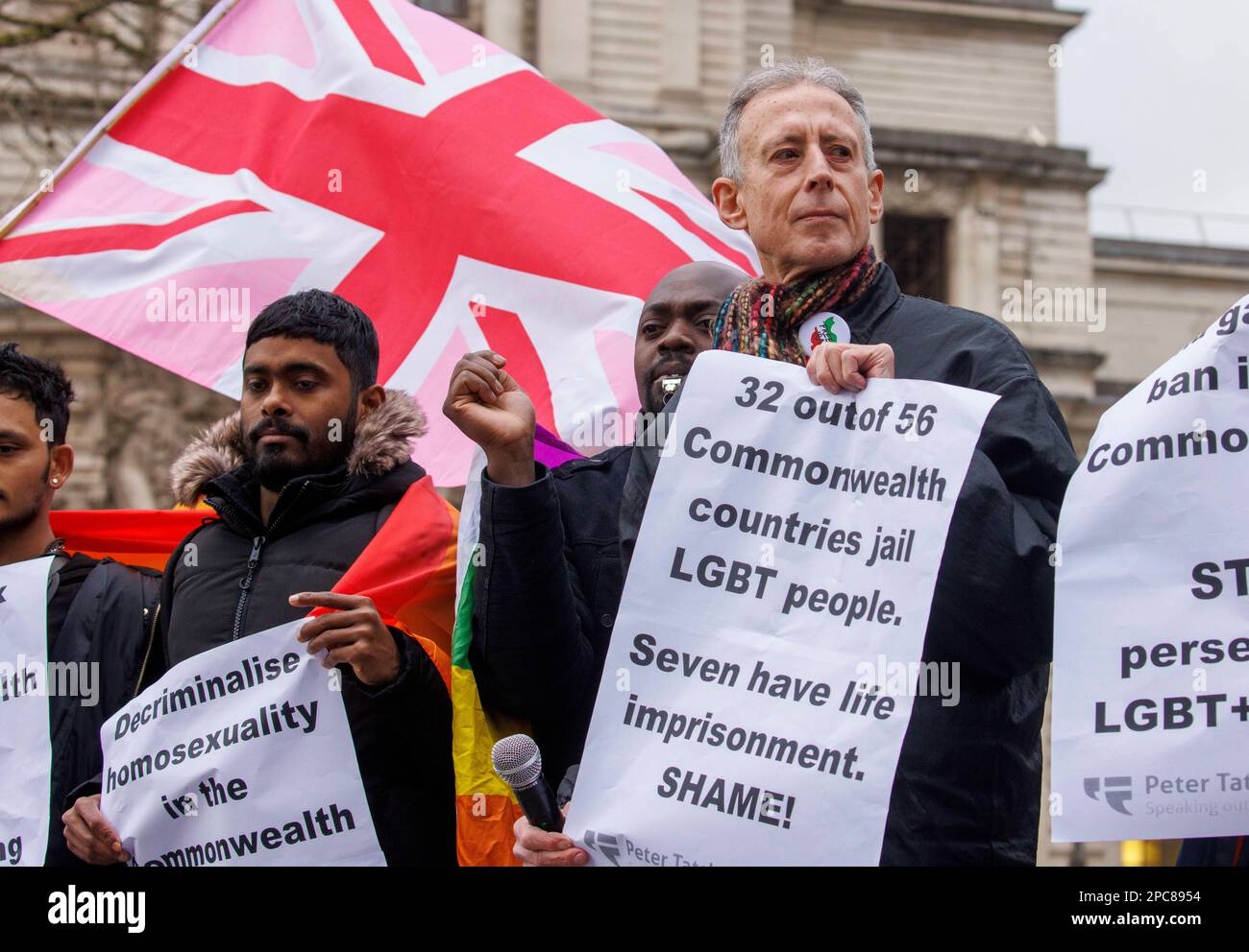 Londres, Royaume-Uni. 13th mars 2023. Peter Tatchell Une petite protestation en face de l'abbaye de Westminster avec Peter Tatchell en tête et anti Commonwealth protestation et les gens opposés à la monarchie ne tiennent pas mon King conseils. Protestation face à l'abbaye de Westminster crédit: Mark Thomas/Alamy Live News Banque D'Images